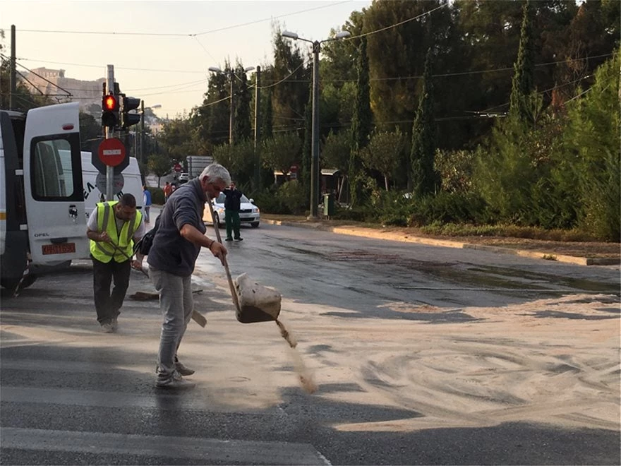 Κυκλοφοριακό «έμφραγμα» στο κέντρο της Αθήνας – Χύθηκαν λάδια στον δρόμο